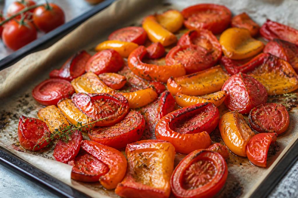 Poivrons et tomates rôtis au four : recette facile et savoureuse